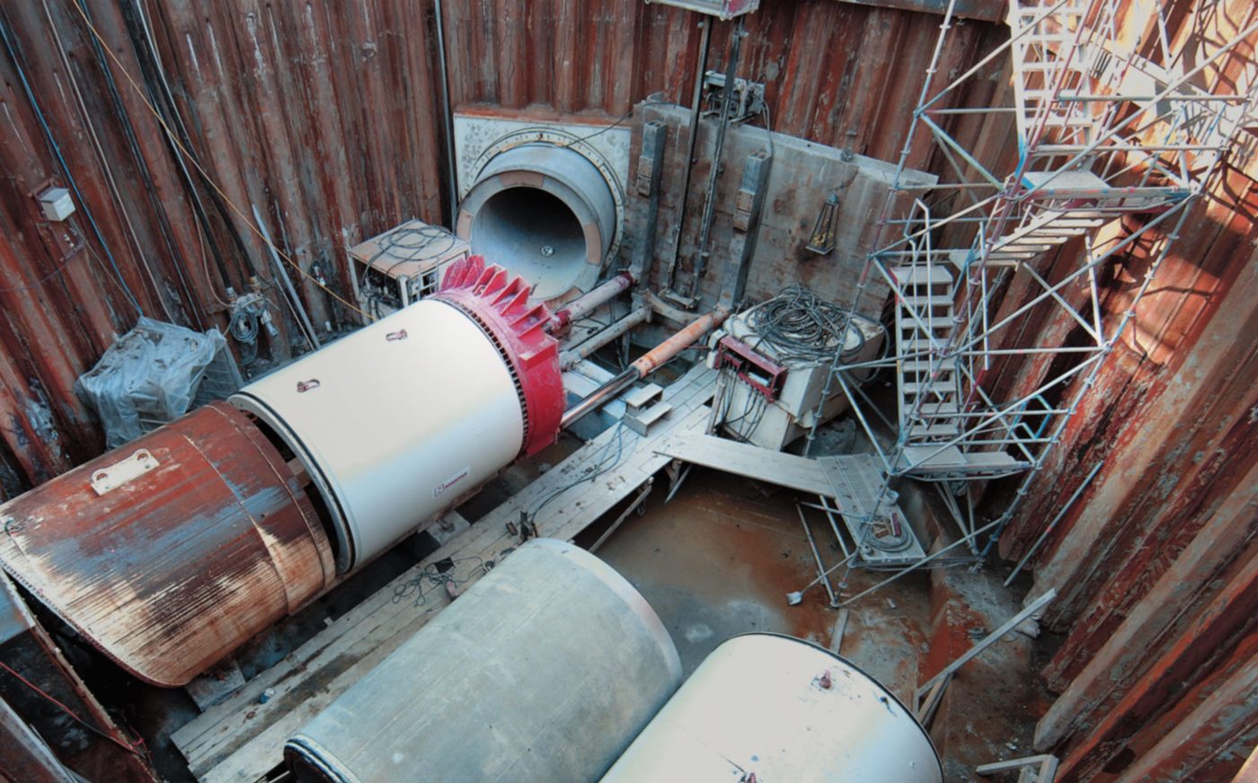 Baugrube mit Rohrvortriebsmaschine und Gerüsttreppe